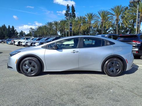 Used 2024 Toyota Prius LE FWD image 2