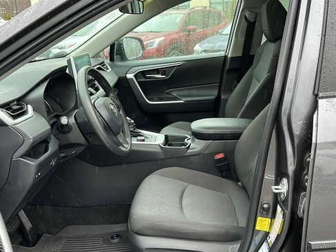 Used 2021 Toyota RAV4 XLE w/ Convenience Package image 9