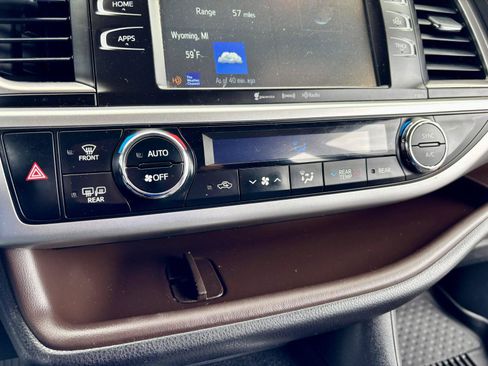 Used 2019 Toyota Highlander Plus w/ Carpet Mat Package (TMS) AWD/4WD image 31