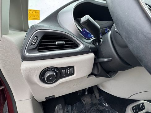 Used 2017 Chrysler Pacifica Platinum image 25