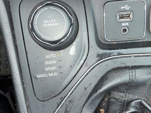 Used 2019 Jeep Cherokee Latitude w/ Cold Weather Group image 19