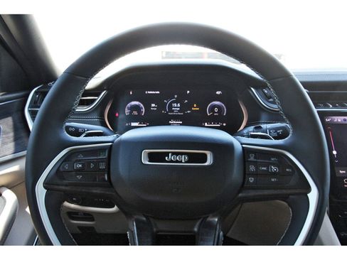 Used 2023 Jeep Grand Cherokee Limited w/ Luxury Tech Group II image 16