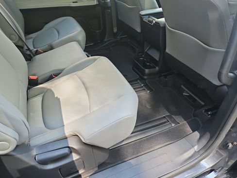 Used 2025 Toyota Sienna XLE FWD image 32