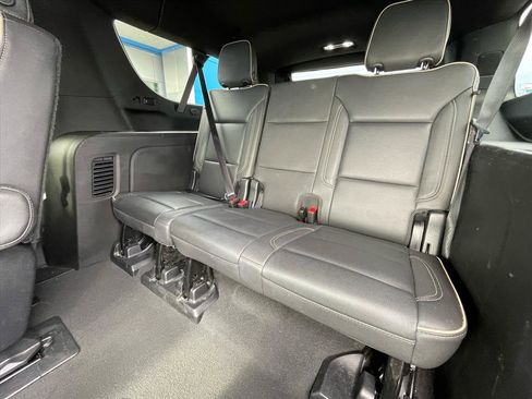 Used 2023 Chevrolet Suburban Premier image 9