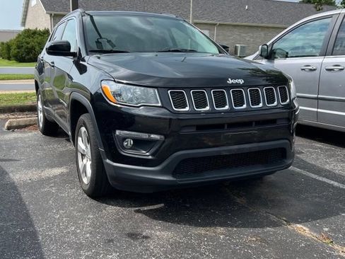 Used 2018 Jeep Compass Latitude w/ Popular Equipment Group AWD/4WD image 3