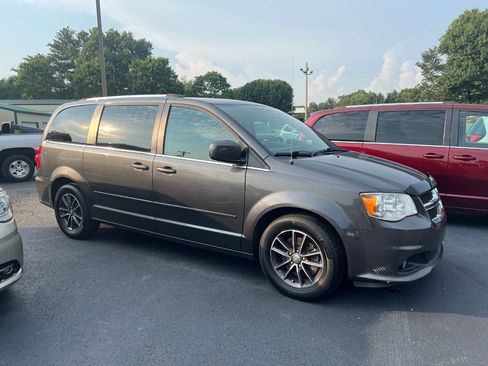 Used 2017 Dodge Grand Caravan SXT FWD image 2