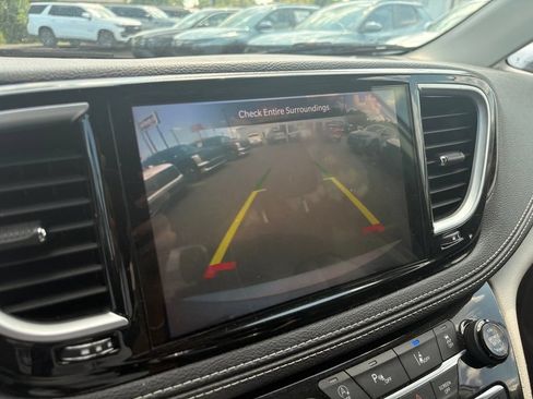 Used 2023 Chrysler Pacifica Limited FWD image 17