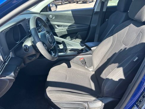 Used 2021 Hyundai Elantra SE FWD image 14