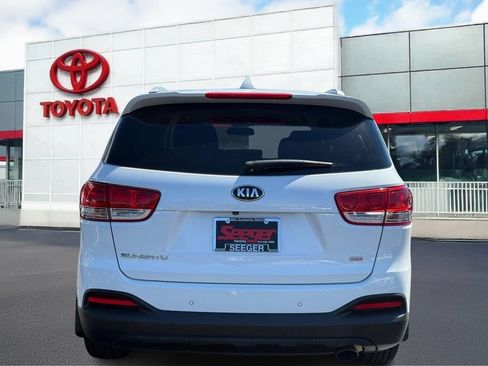 Used 2017 Kia Sorento FWD w/ LX Convenience Package image 6
