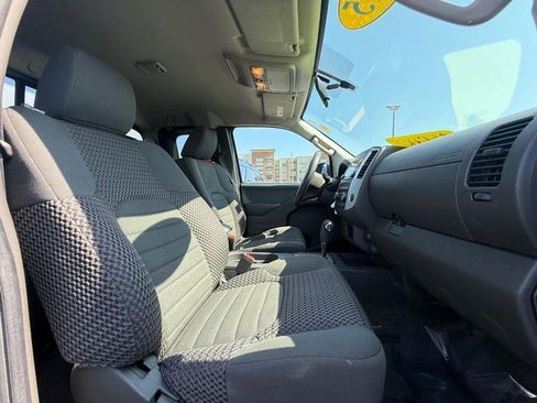 Used 2015 Nissan Frontier SV image 9