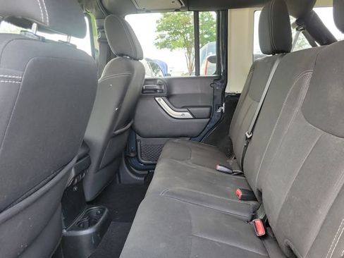 Used 2018 Jeep Wrangler Unlimited Sahara w/ Connectivity Group AWD/4WD image 27