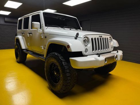 Used 2017 Jeep Wrangler Unlimited Sahara w/ Connectivity Group AWD/4WD image 3