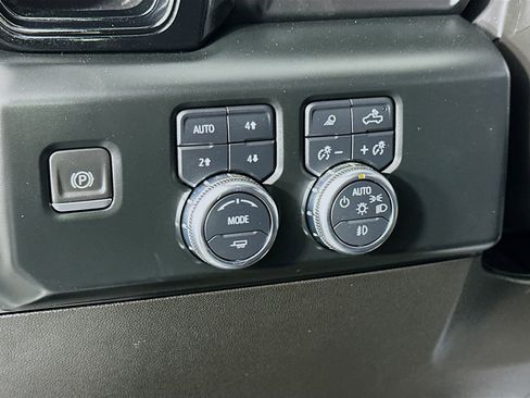 Used 2022 GMC Sierra 1500 AT4 w/ AT4 Preferred Package image 11