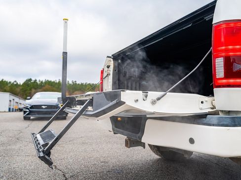 Certified 2018 Ford F150 Platinum w/ Equipment Group 701A Luxury image 17