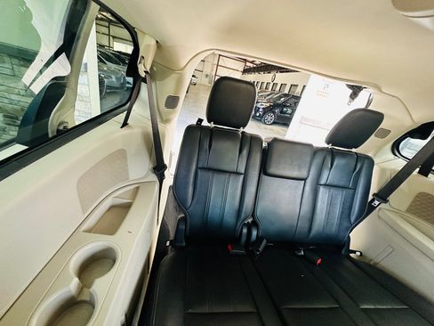Used 2014 Chrysler Town & Country Touring FWD image 22