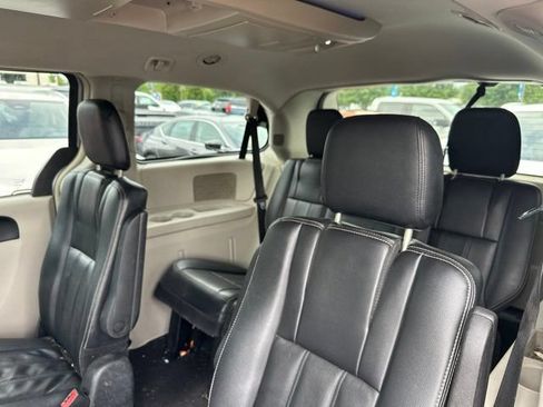 Used 2013 Chrysler Town & Country Touring FWD image 13