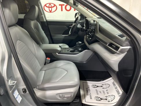Used 2022 Toyota Highlander XLE image 12