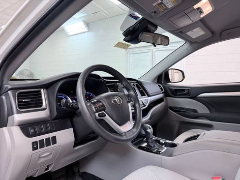 Used 2019 Toyota Highlander LE w/ Protection Package #3 AWD/4WD image 15