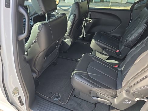 New 2026 Chrysler Pacifica Select image 32