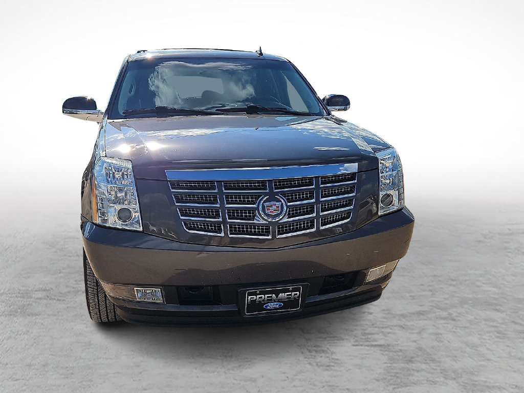 Used 2011 Cadillac Escalade Luxury RWD image 2