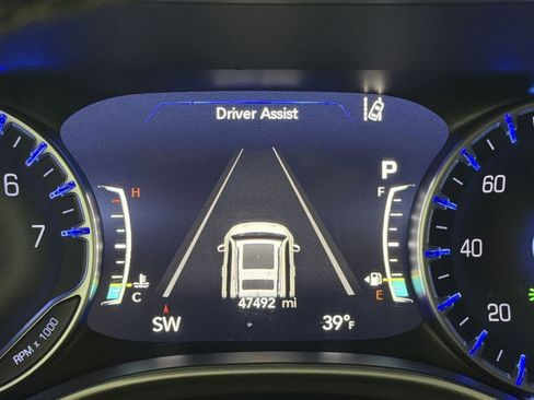 Used 2024 Chrysler Pacifica Touring-L image 17