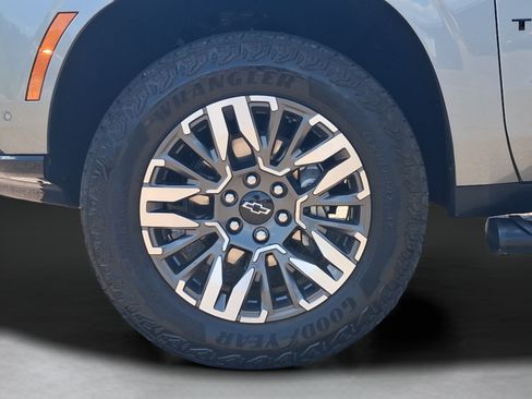 Used 2025 Chevrolet Tahoe Z71 w/ Comfort Package AWD/4WD image 10