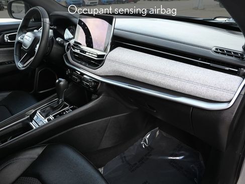 Used 2024 Jeep Compass Latitude image 28