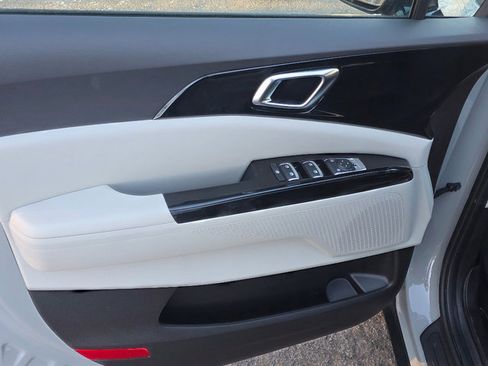 Used 2024 Kia Carnival EX image 31