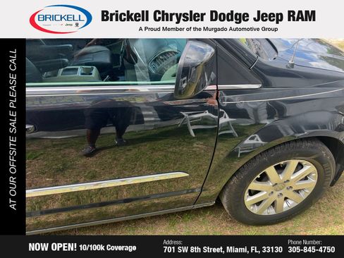 Used 2016 Chrysler Town & Country Touring FWD image 7