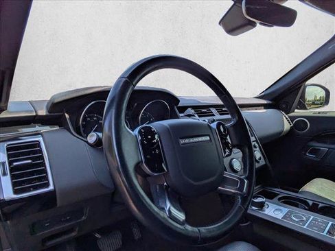 Used 2019 Land Rover Discovery SE image 10