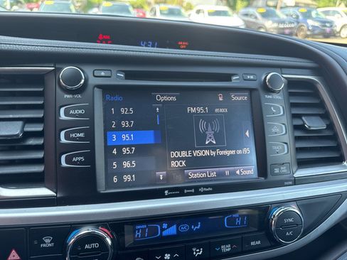 Used 2019 Toyota Highlander XLE AWD/4WD image 26