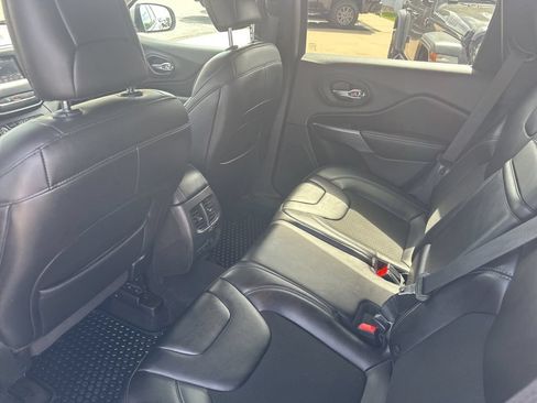Used 2019 Jeep Cherokee Latitude Plus w/ Comfort/Convenience Group AWD/4WD image 19
