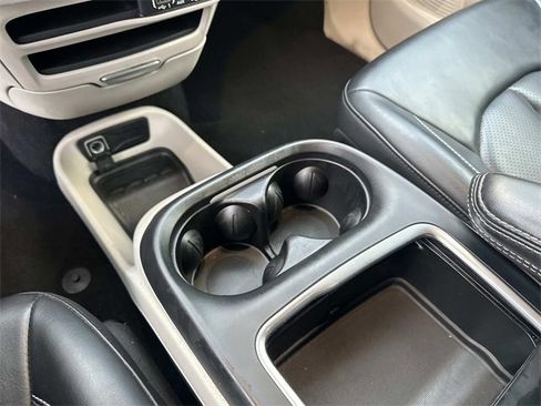 Certified 2023 Chrysler Pacifica Touring-L image 26