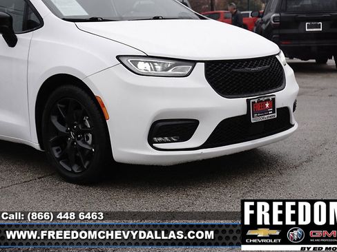 Used 2025 Chrysler Pacifica Limited image 42