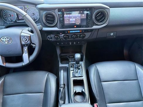 Used 2018 Toyota Tacoma TRD Sport image 18