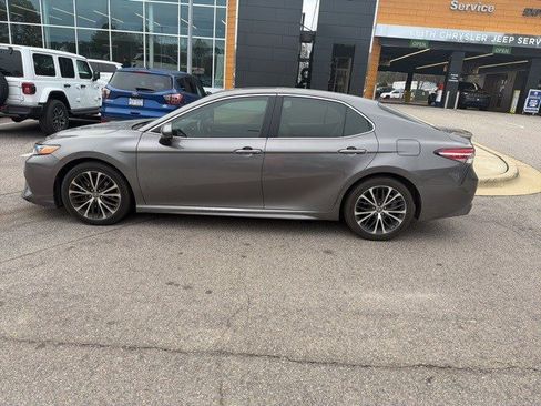 Used 2018 Toyota Camry SE image 2