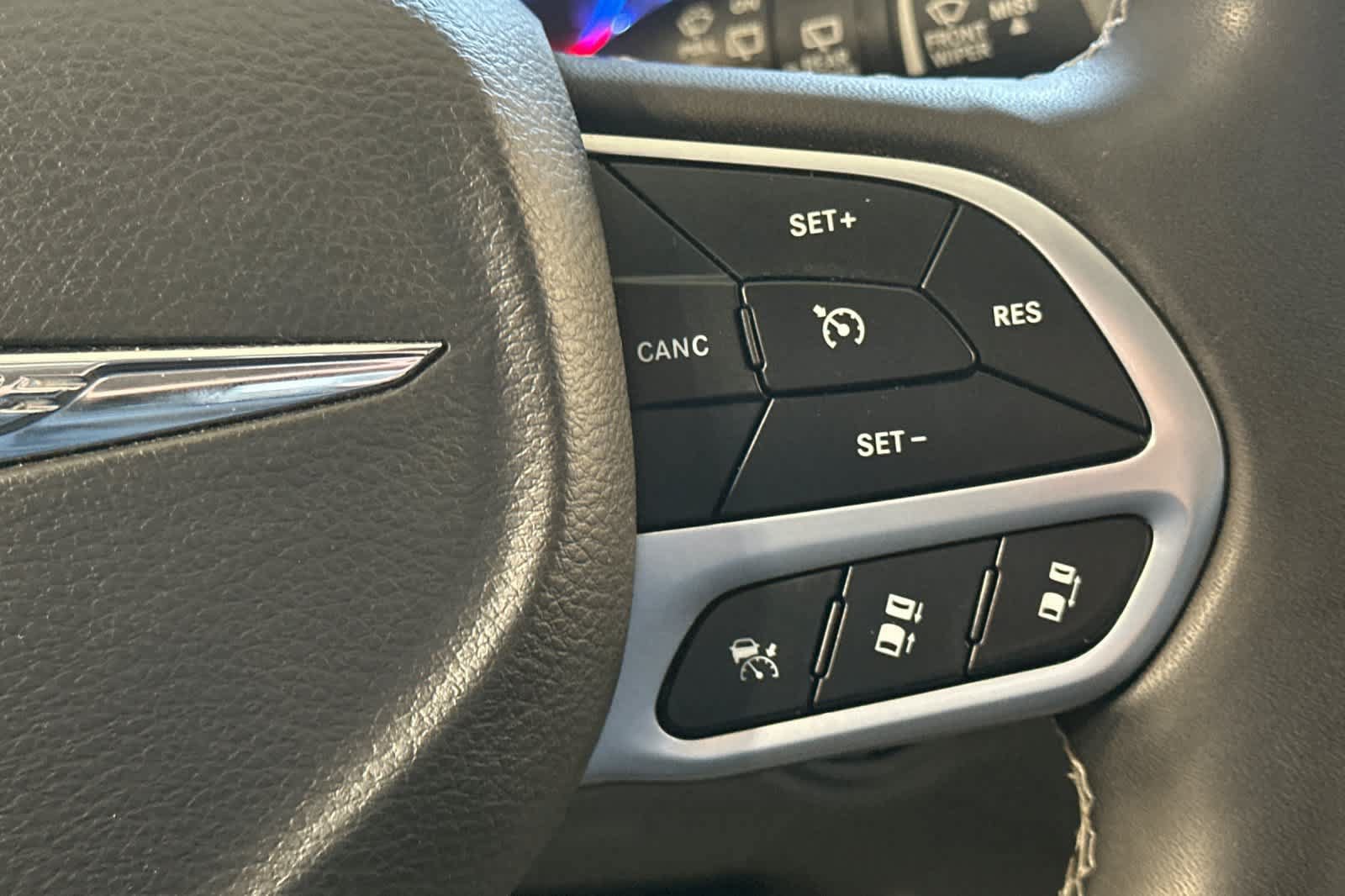 Used 2023 Chrysler Pacifica Touring-L FWD image 38