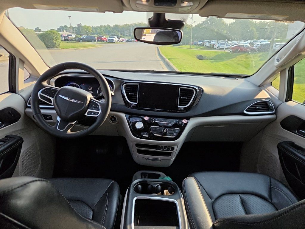 Used 2024 Chrysler Pacifica Touring-L FWD image 5