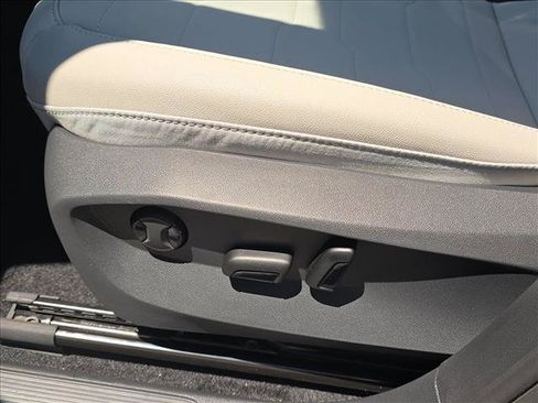 New 2026 Volkswagen Taos SE FWD image 8