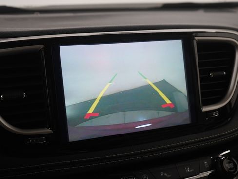 Used 2021 Chrysler Pacifica Touring-L image 29