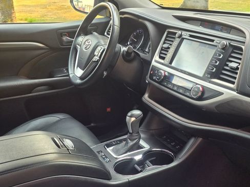 Used 2017 Toyota Highlander Limited AWD/4WD image 11