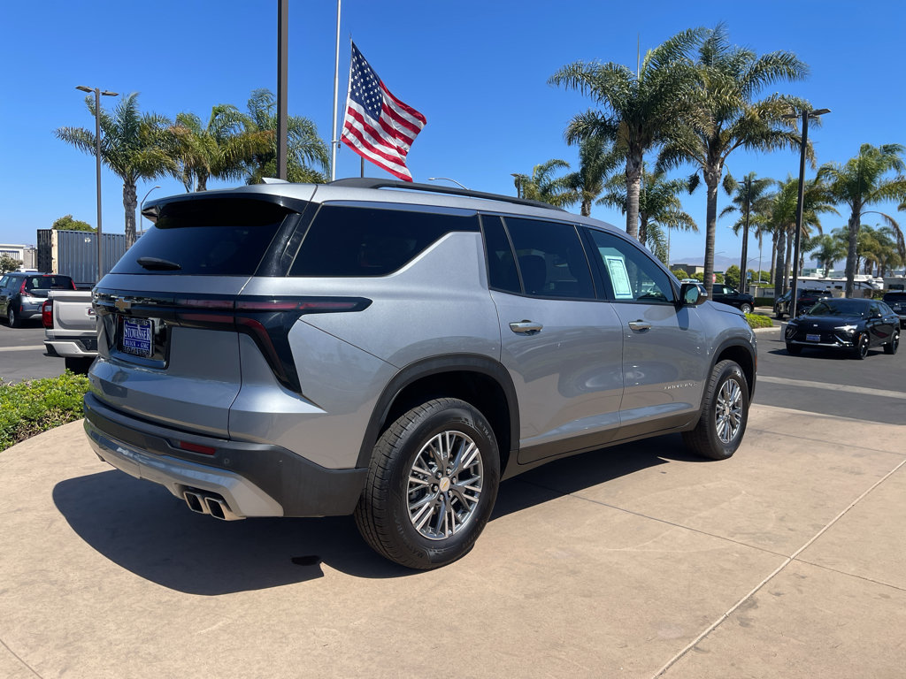Used 2025 Chevrolet Traverse LT FWD image 17