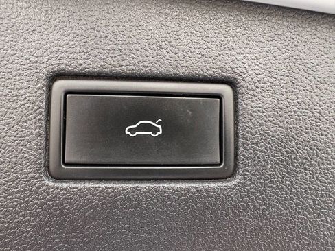 Used 2022 Volkswagen Tiguan SE image 16