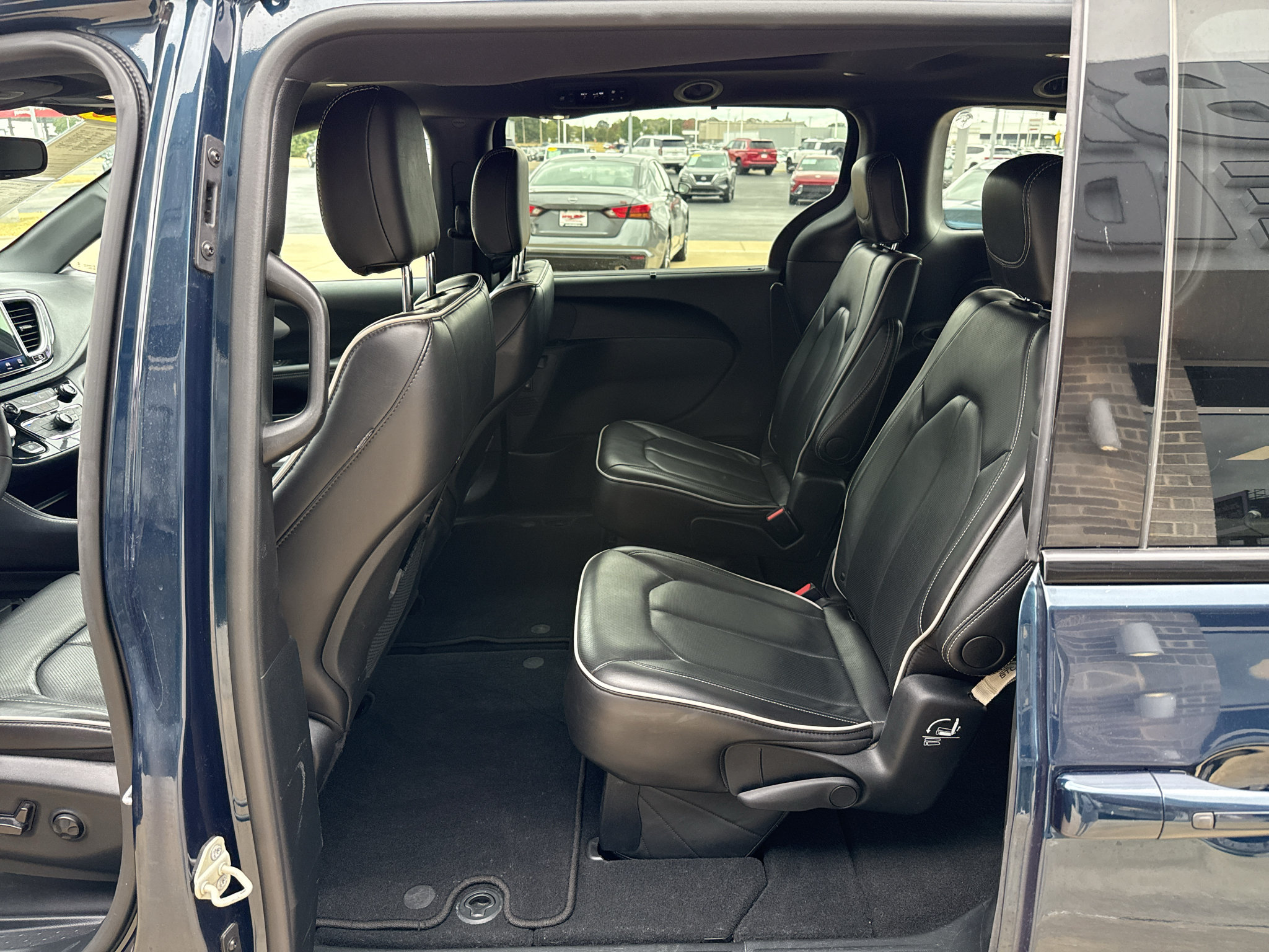 Used 2025 Chrysler Pacifica Limited FWD image 27