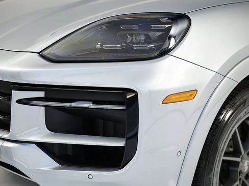 Certified 2025 Porsche Cayenne image 11