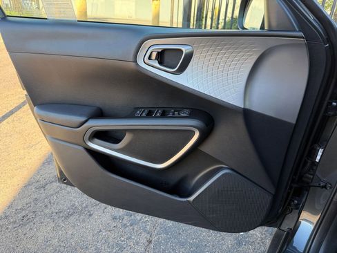 Used 2025 Kia Soul LX w/ LX Technology Package image 18