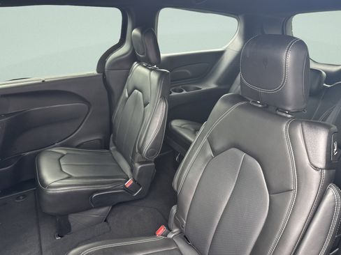 Used 2025 Chrysler Pacifica Select FWD image 18