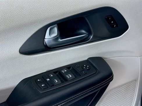 Used 2024 Chrysler Pacifica Touring-L FWD image 18