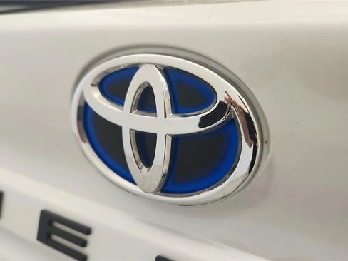 Used 2025 Toyota Sienna XLE FWD image 16