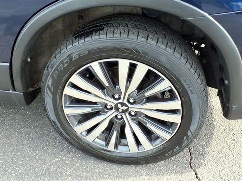 Used 2020 Mitsubishi Outlander ES image 11